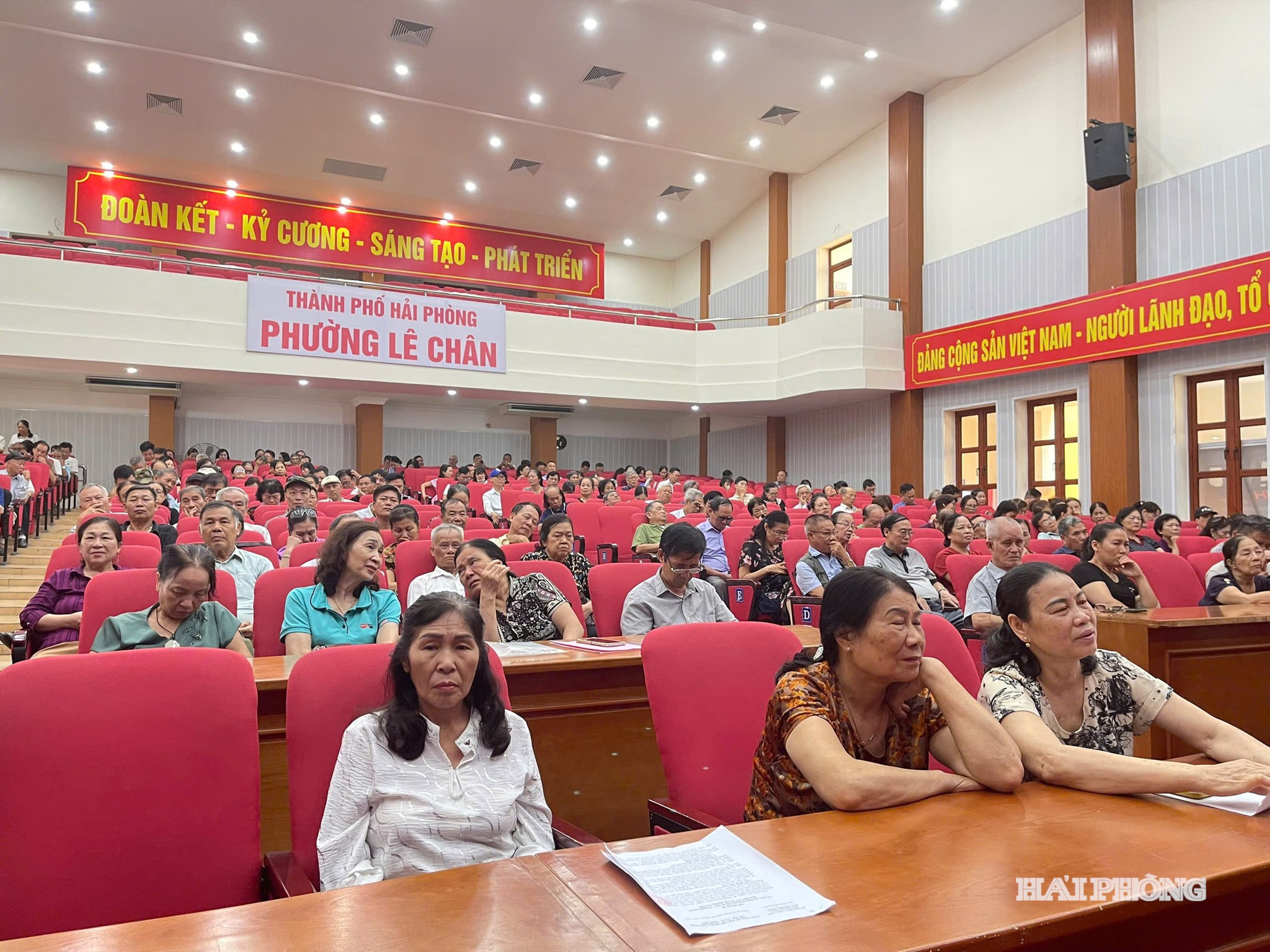 Đông đảo người dân tới dự và nghe tuyên truyền. Ảnh: SỞ TƯ PHÁP