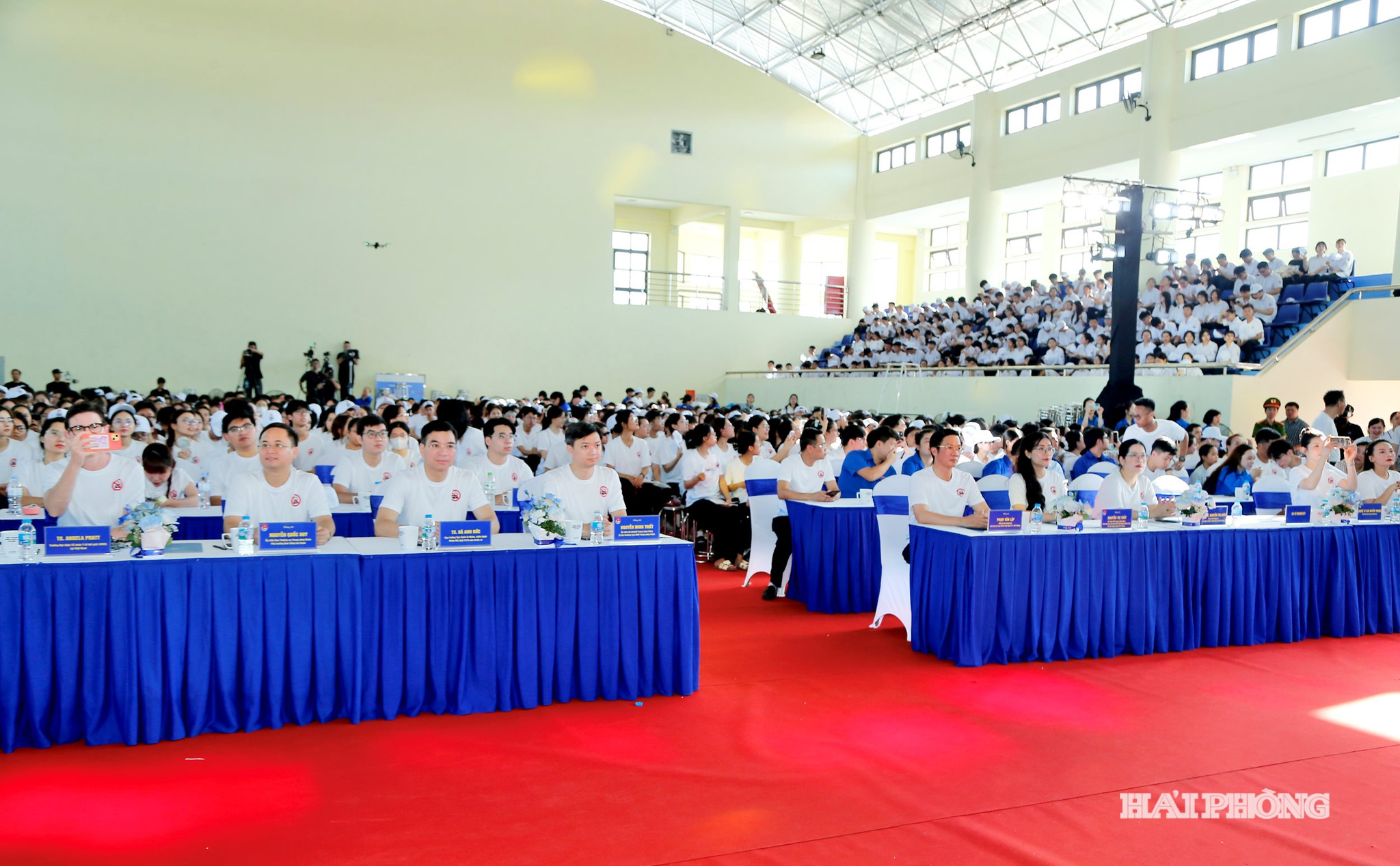 Các đồng chí: Nguyễn Minh Triết, Uỷ viên dự khuyết BCH Trung ương Đảng, Bí thư Thường trực Đoàn, Chủ tịch Hội Sinh viên Việt Nam; Phạm Văn Lập, Phó bí thư Thường trực Thành ủy, Chủ tịch Mặt trận Tổ Quốc Việt Nam cùng các đại biểu dự lễ mít tinh.