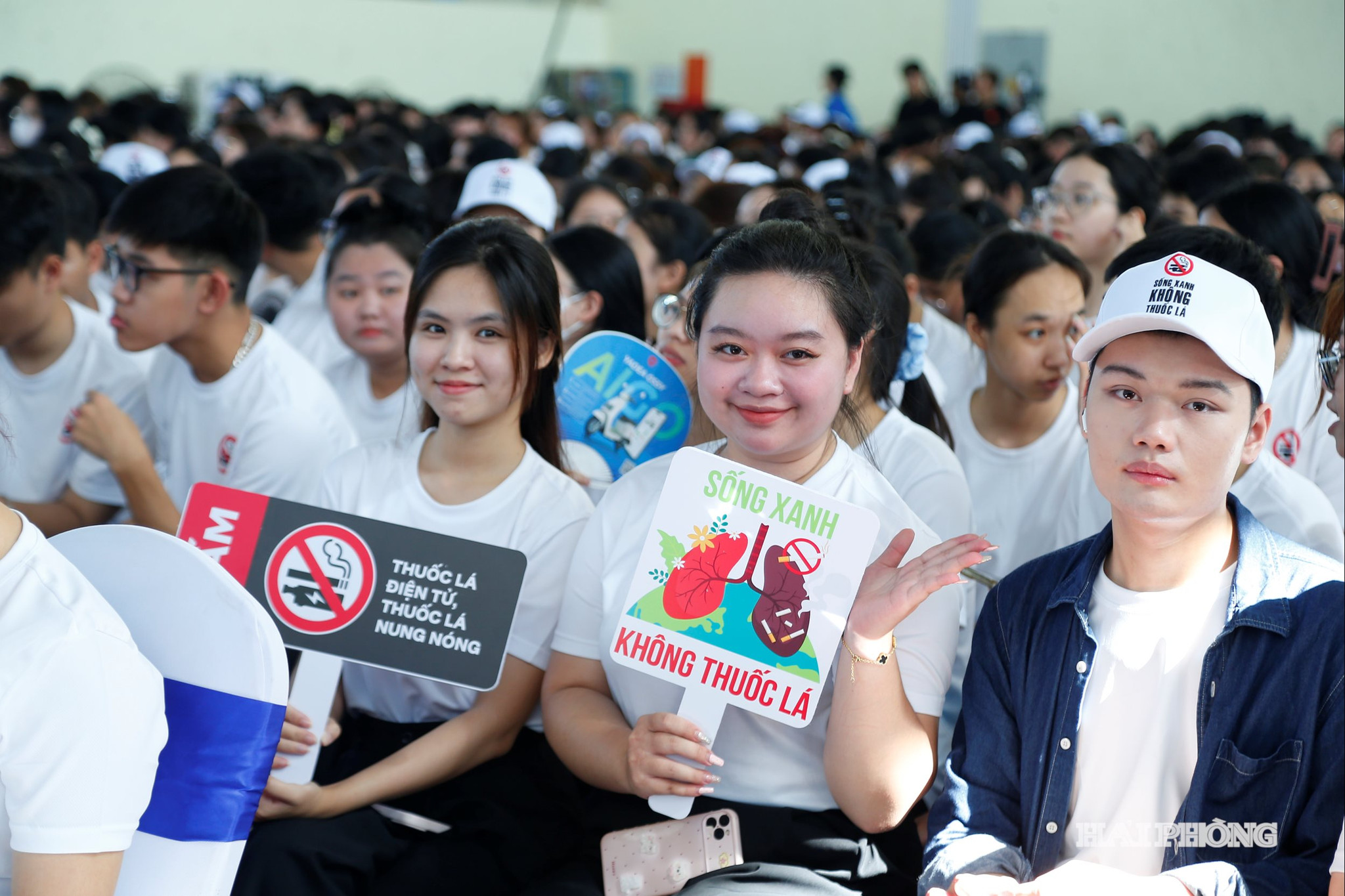 Đông đảo sinh viên trường Đại học Hải Phòng dự lễ mít tinh hưởng ứng
