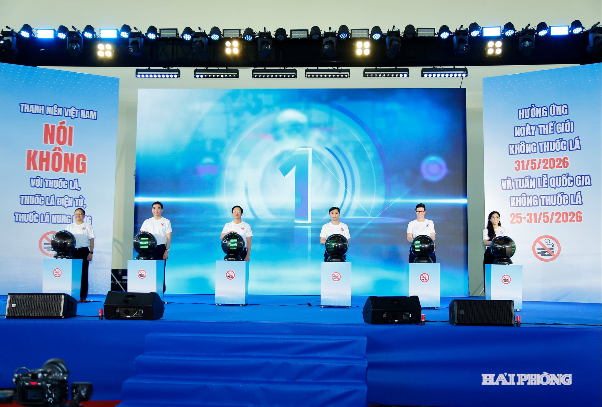Các đồng chí: Nguyễn Minh Triết, Uỷ viên dự khuyết BCH Trung ương Đảng, Bí thư Thường trực Đoàn, Chủ tịch Hội Sinh viên Việt Nam; Phạm Văn Lập, Phó bí thư Thường trực Thành ủy, Chủ tịch Mặt trận Tổ Quốc Việt Nam cùng các đại biểu thực hiện nghi thức