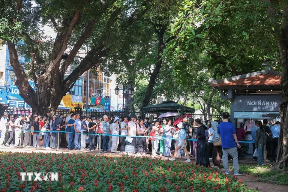 Nhiều thí sinh, phụ huynh và du khách đến Khu Di tích Quốc gia Đặc biệt Văn Miếu-Quốc Tử Giám từ sáng sớm 24/5. (Ảnh: Hoàng Hiếu/TTXVN)