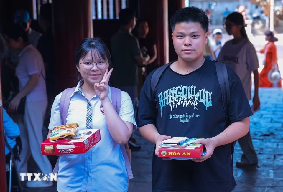 Nhiều thí sinh đến Văn Miếu-Quốc Tử Giám cầu mong thi cử thuận lợi. (Ảnh: Hoàng Hiếu/TTXVN)