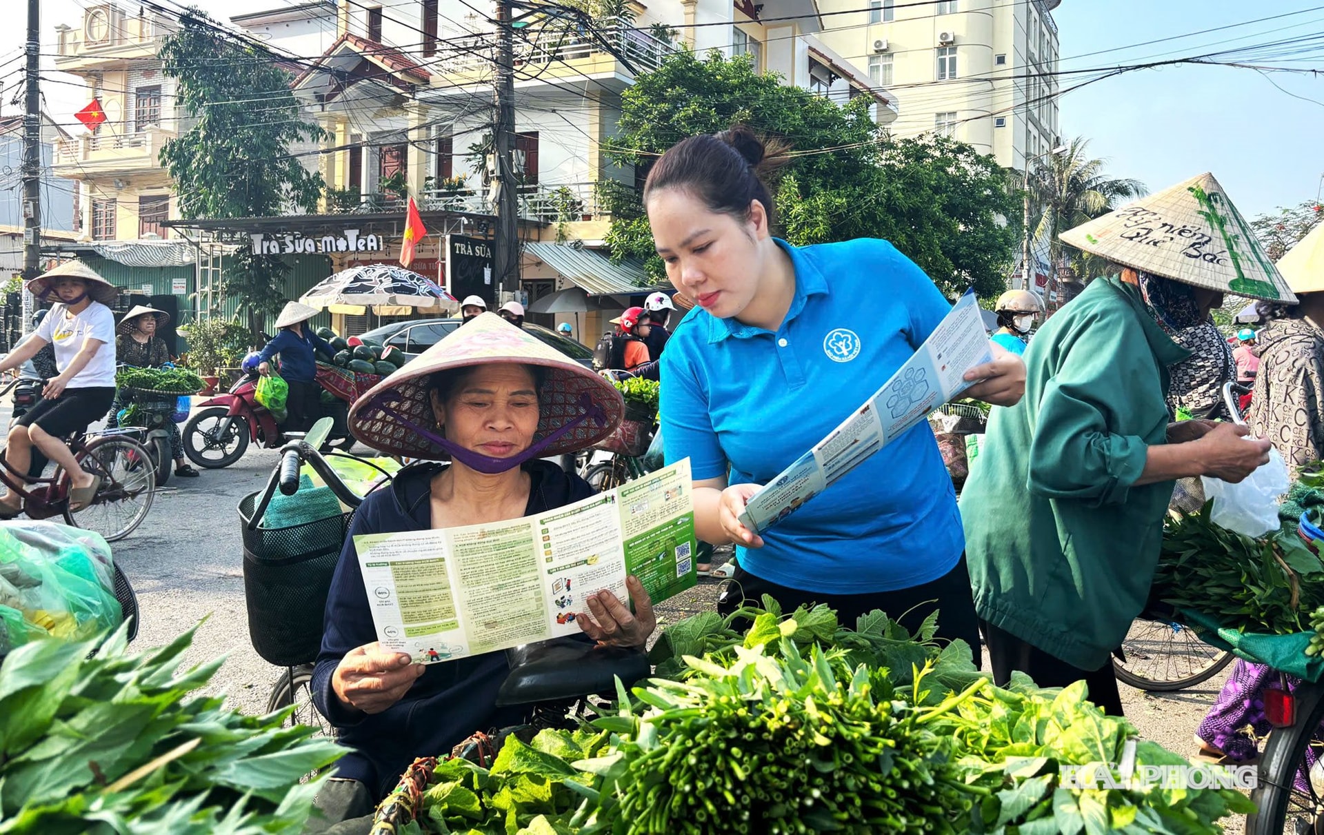 Cán bộ, nhân viên Bảo hiểm xã hội Hải Phòng tuyên truyền chính sách bảo hiểm y tế đến người dân