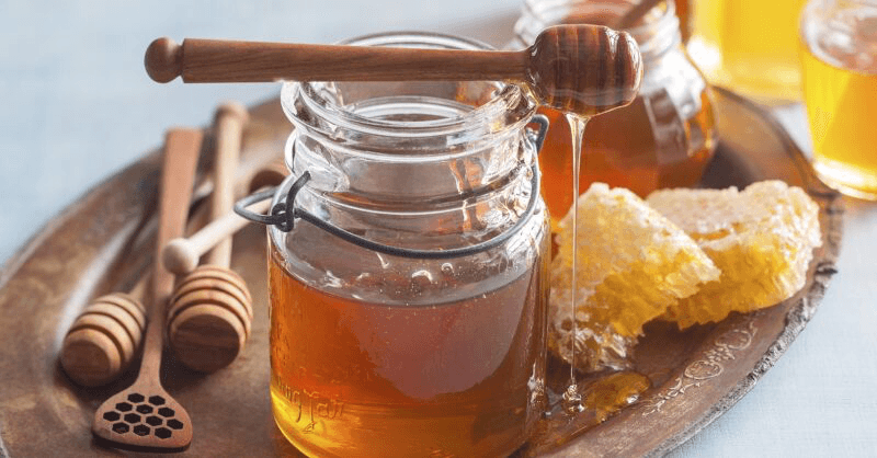 Mật ong cần đậy nắp thật kỹ sau khi dùng để bảo quản lâu nhất. (Ảnh: HoneyBoard)