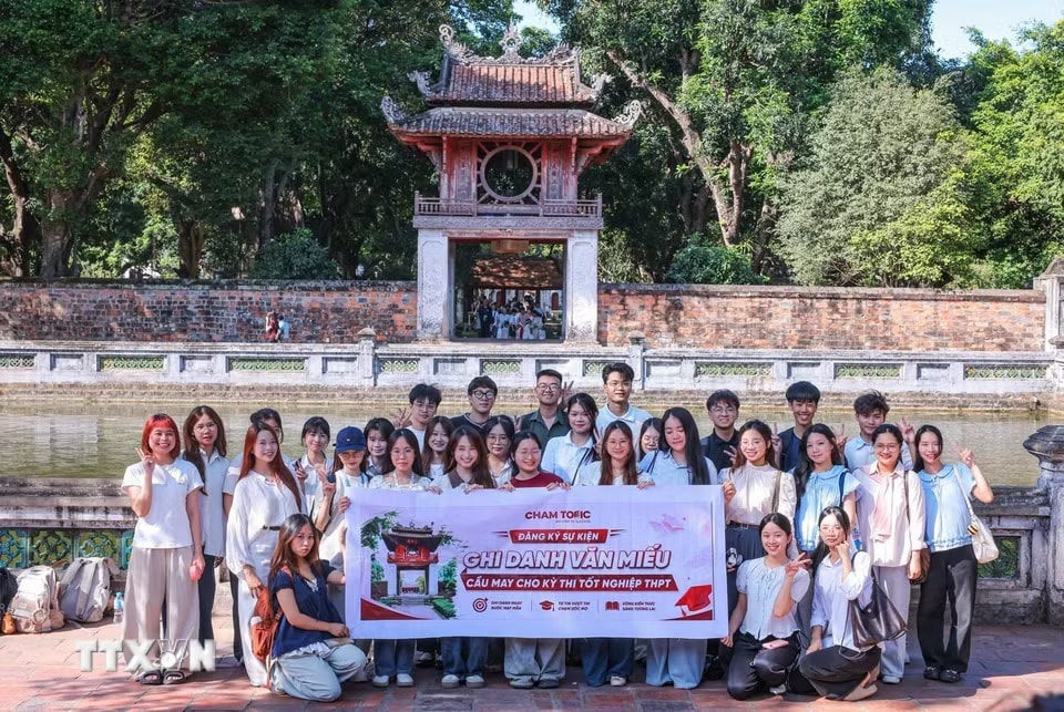 Nhiều thí sinh đến Văn Miếu-Quốc Tử Giám cầu may trước kỳ thi quan trọng. (Ảnh: Hoàng Hiếu/TTXVN)