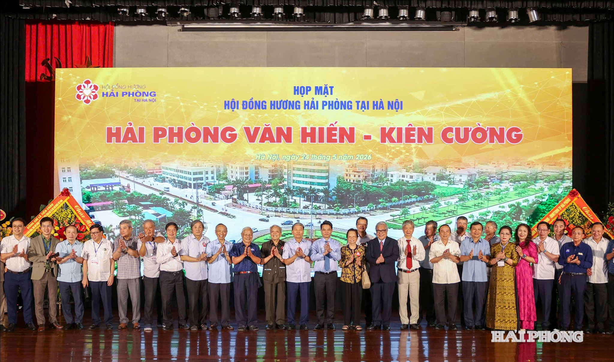 Đồng chí Bí thư Thành ủy Lê Ngọc Châu chụp ảnh lưu niệm cùng Ban liên lạc hội đồng hương Hải Phòng tại Hà Nội