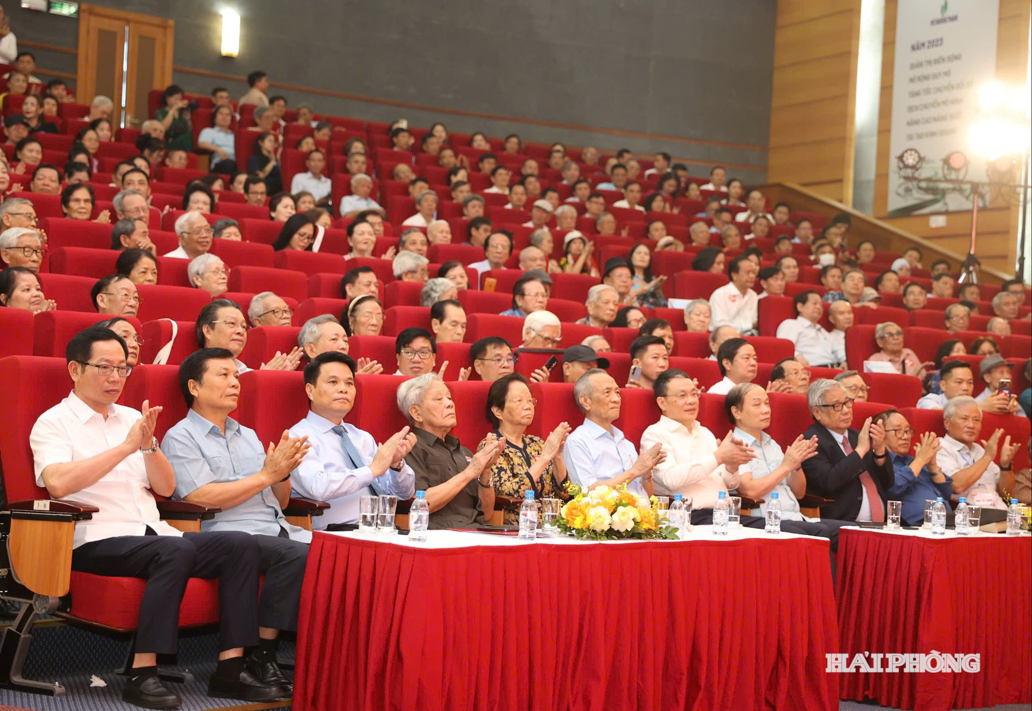 Các đồng chí lãnh đạo, đại biểu dự gặp mặt