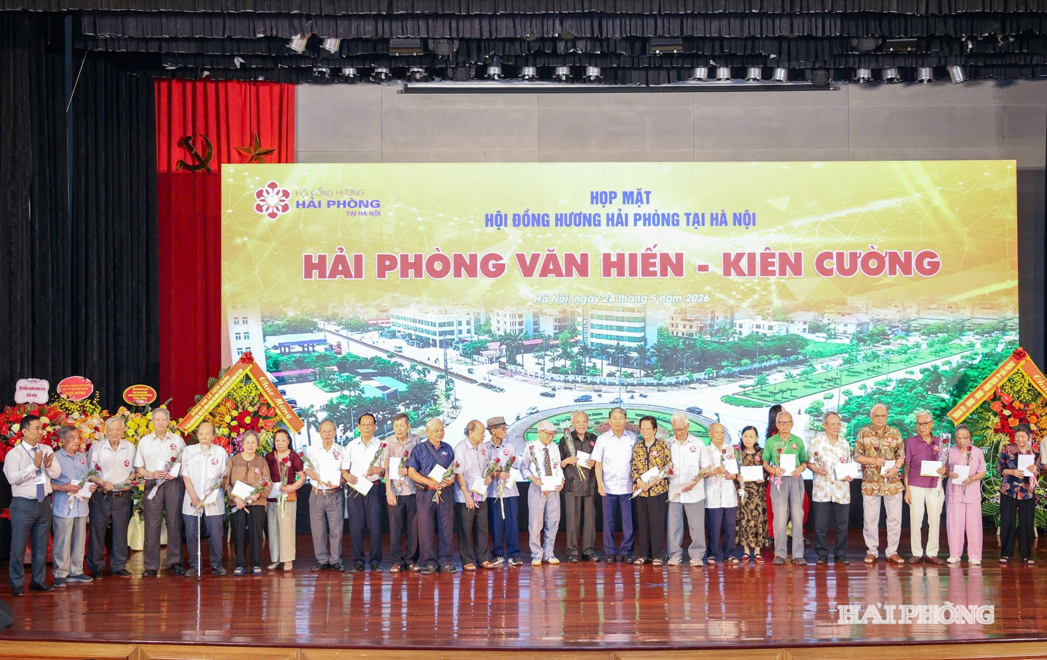 Đại diện Ban liên lạc trao quà mừng thọ tặng các hội viên cao tuổi
