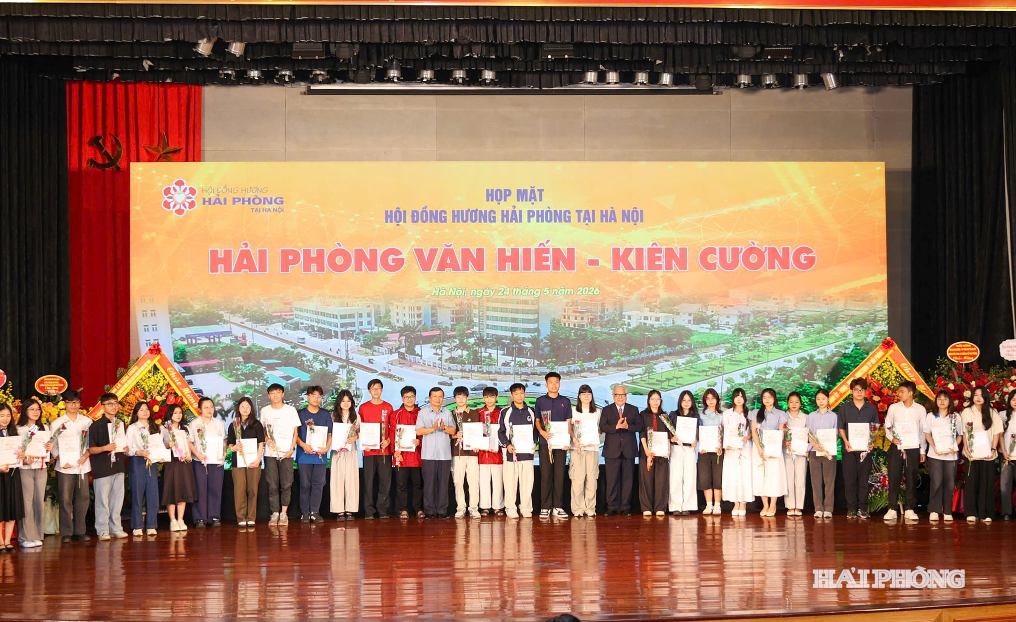 Đại diện Ban liên lạc trao giấy khen tặng các học sinh, sinh viên đạt thành tích xuất sắc