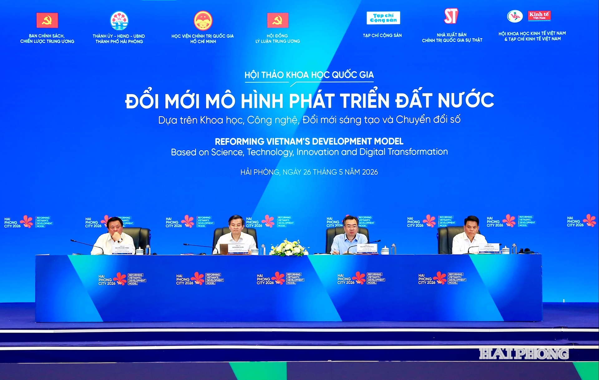 Đồng chí Nguyễn Thanh Nghị, Uỷ viên Bộ Chính trị, Trưởng Ban Chính sách, chiến lược Trung ương cùng các đồng chí lãnh đạo các bộ, ngành Trung ương, địa phương chủ trì Hội thảo Khoa học Quốc gia Đổi mới mô hình phát triển đất nước dựa trên khoa học Công nghệ, đổi mới Sáng tạo và Chuyển đổi số