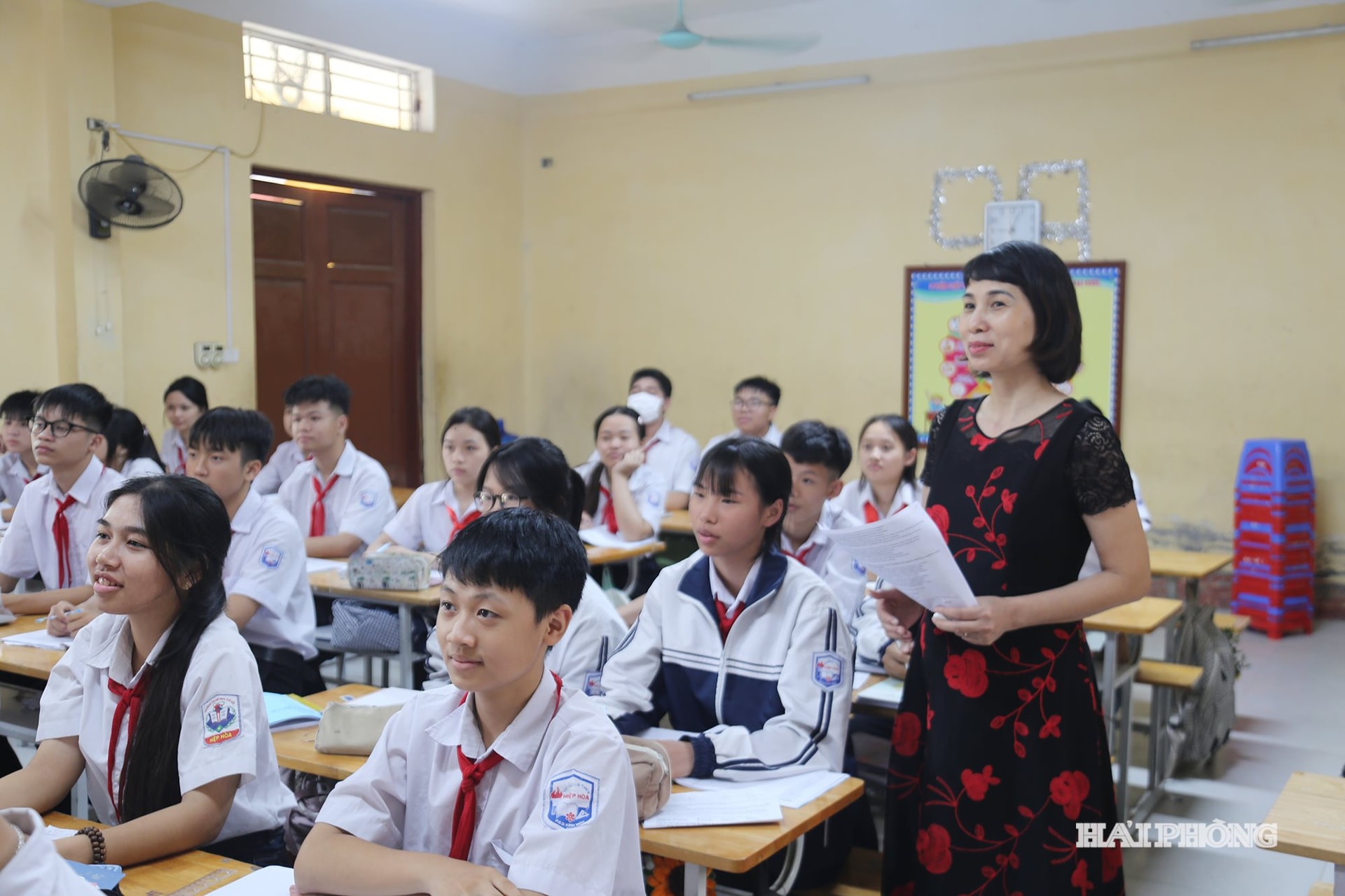 giao-vien-hoc-sinh.jpg