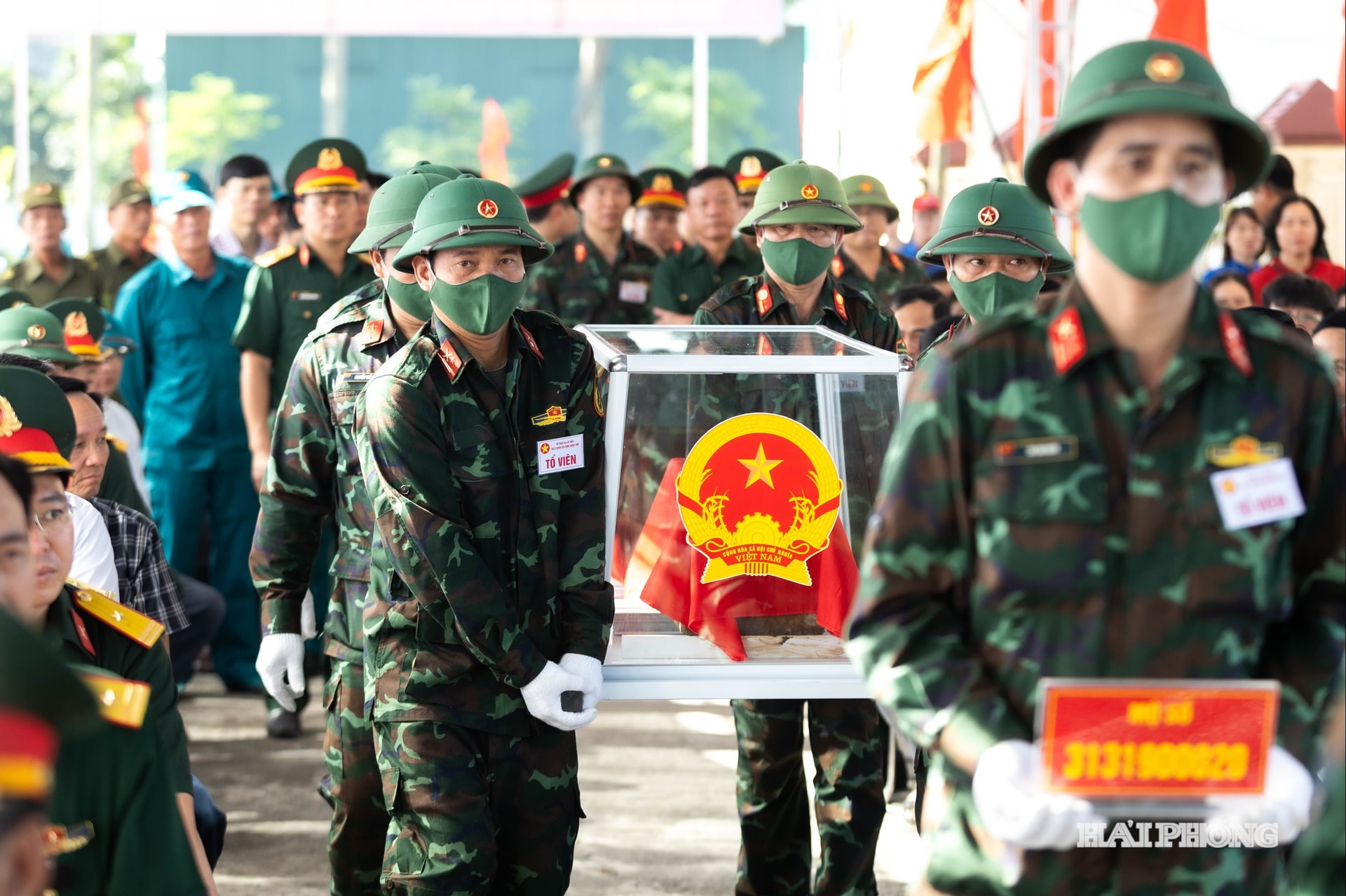 Lực lượng chức năng đã tiến hành lấy mẫu ở 12 phần mộ liệt sĩ chưa xác định được thông tin tại Nghĩa trang liệt sĩ Thanh Tùng.
