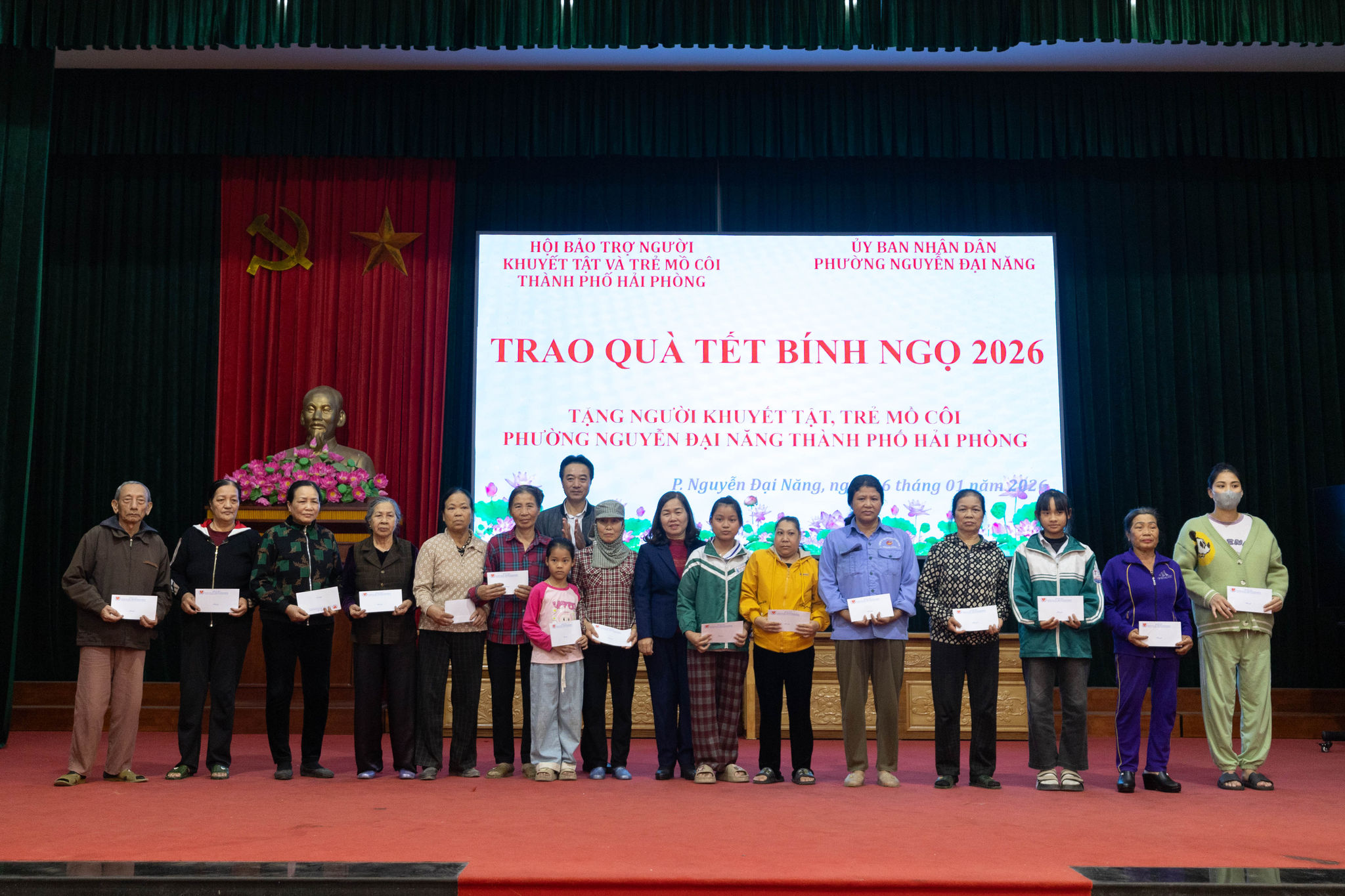 trao-qua-2.jpg