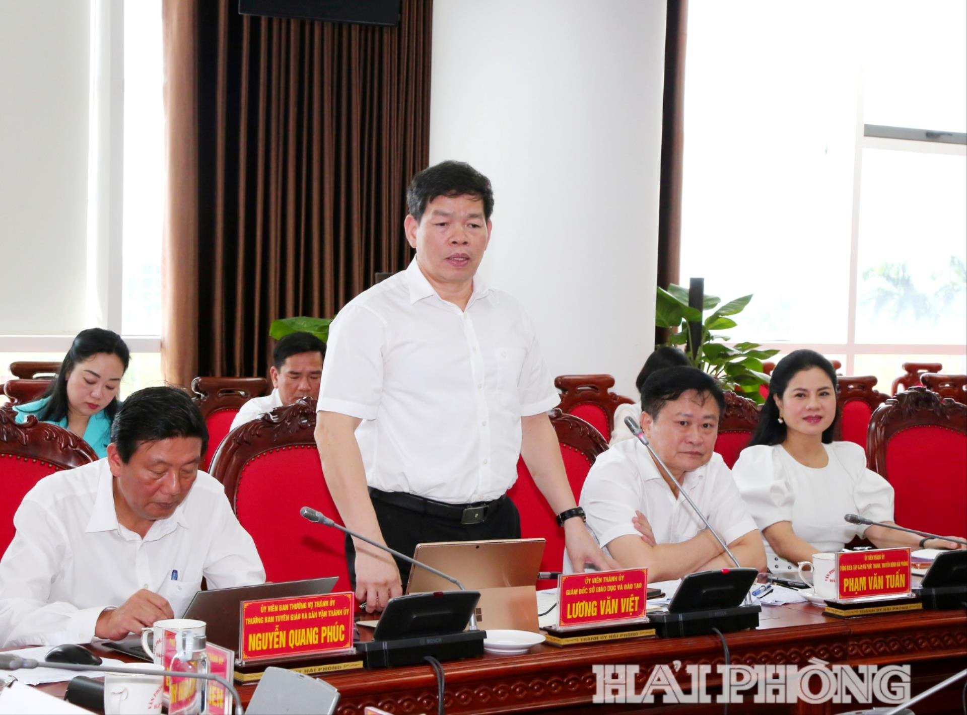 Đồng chí Lương Văn Việt, ủy viên Thành ủy, Giám đốc Sở Giáo dục và Đào tạo Hải Phòng phát biểu ý kiến