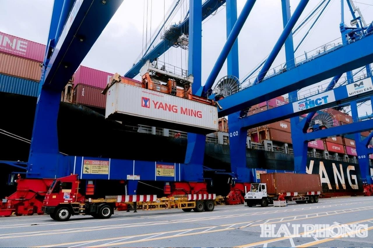 Để các tàu tải trọng lớn liên tục cập cảng biển Hải Phòng an toàn, thuận tiện, việc đầu tư nâng cấp luồng và bổ sung vũng quay tàu tại khu vực Lạch Huyện trở lên hết sức cấp bách.