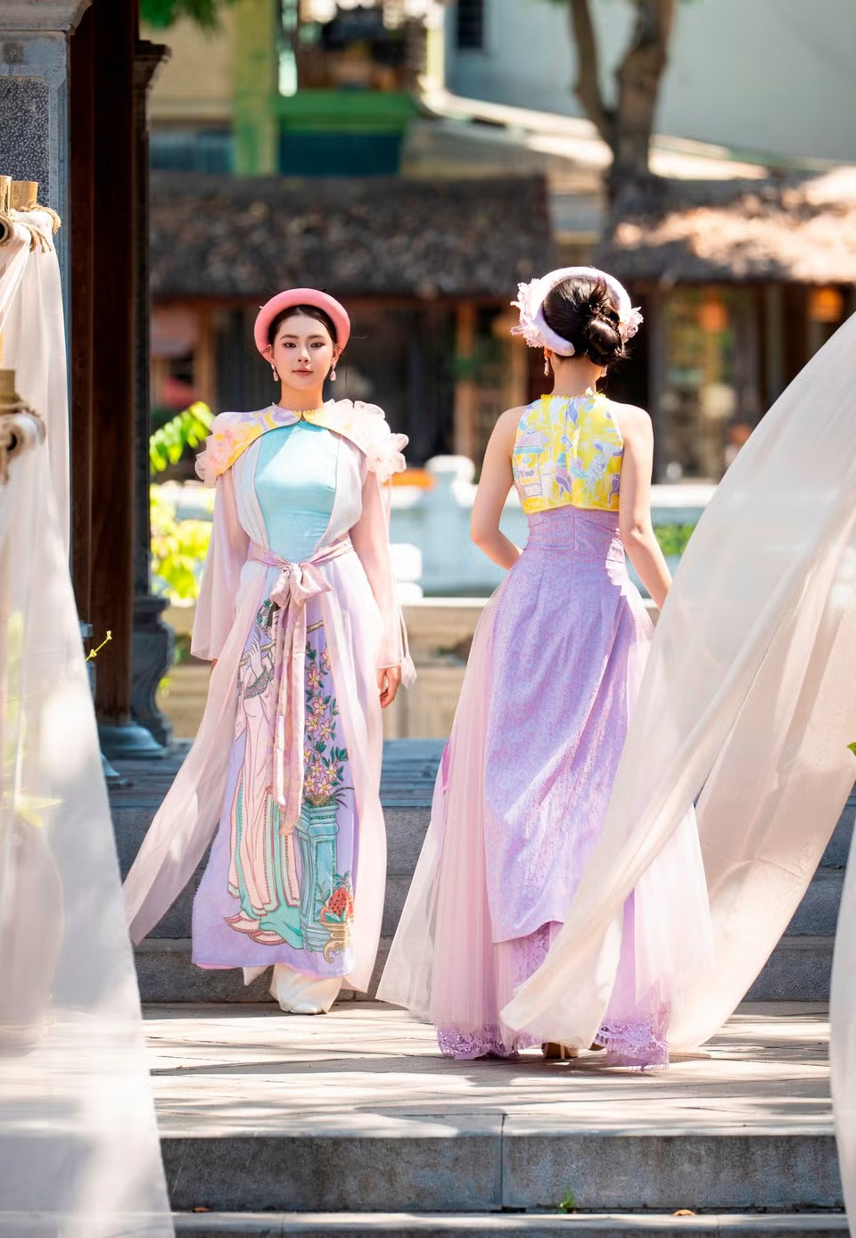 Những hình ảnh quen thuộc gắn liền với đời sống dân gian, các biểu tượng truyền thống cùng bảng màu đặc trưng của tranh Đông Hồ được chuyển tải lên trang phục theo cách trẻ trung và hiện đại hơn.