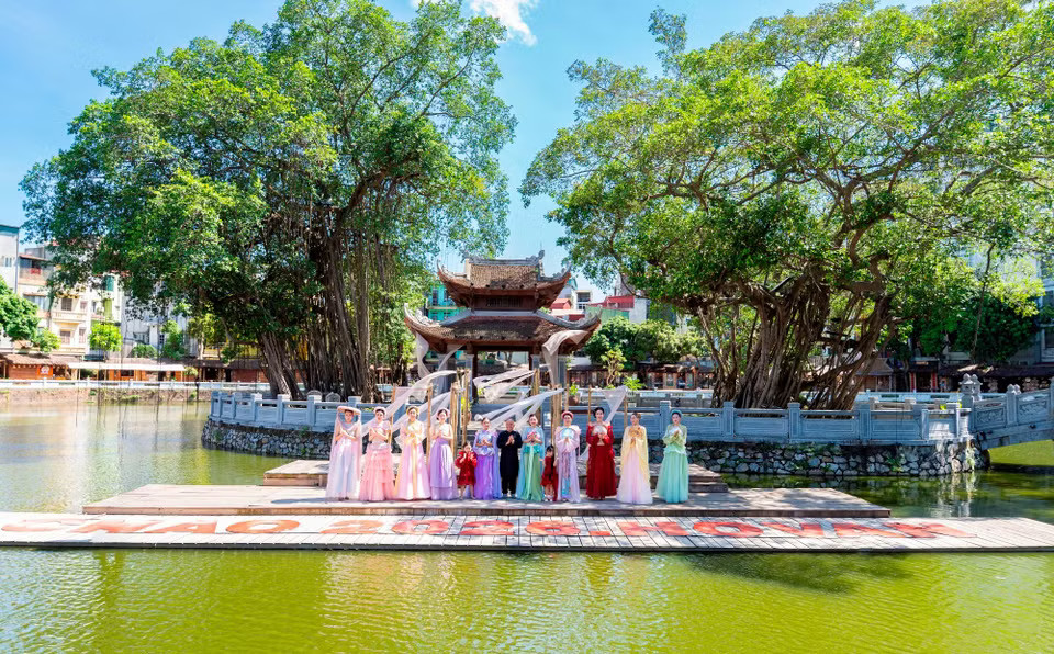 Nhà thiết kế Cao Minh Tiến vừa ra mắt bộ sưu tập lấy cảm hứng từ tranh dân gian Đông Hồ giữa không gian Hồ Văn, Văn Miếu-Quốc Tử Giám, Hà Nội.