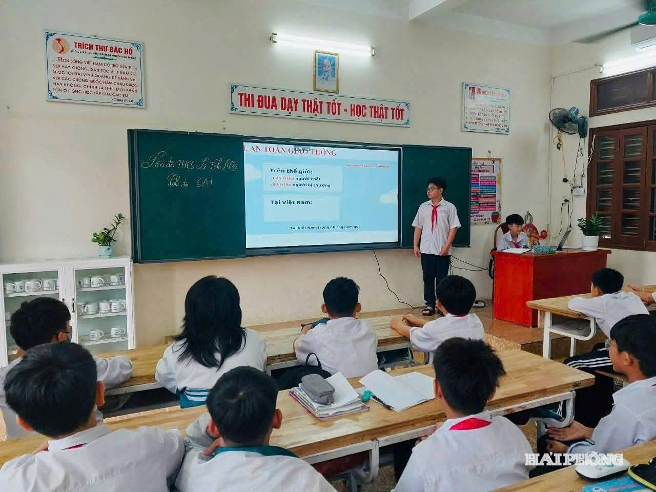 Mô hình trường học xã hội chủ nghĩa lấy học sinh làm trung tâm của đổi mới giáo dục. Ảnh: học sinh Trường THCS Lê Ích Mộc tự tin trong thuyết trình bài học.