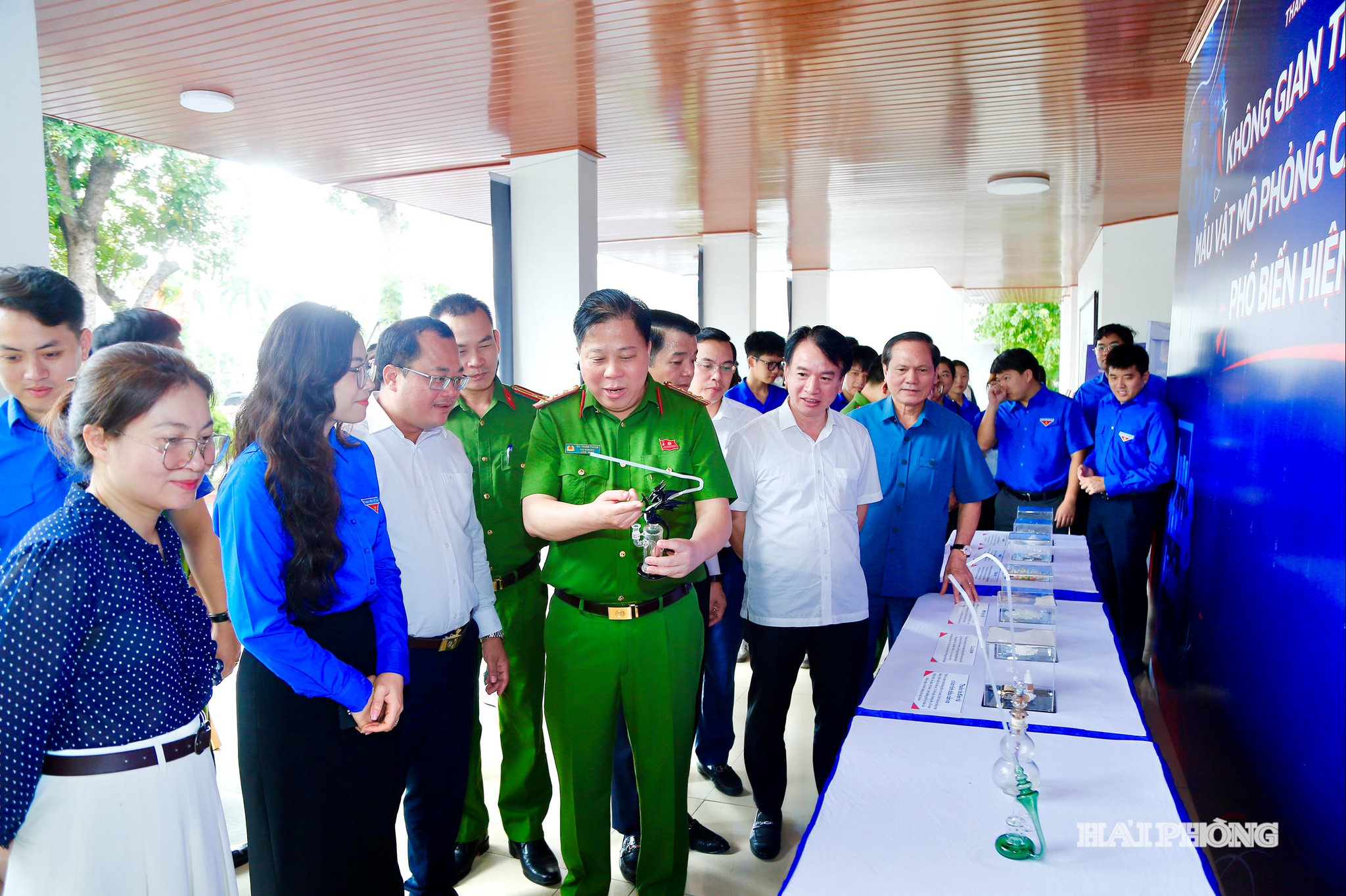Các đại biểu thăm quan gian trưng bày mô phỏng các loại ma túy phổ biến hiện nay tại lễ ra quân.
