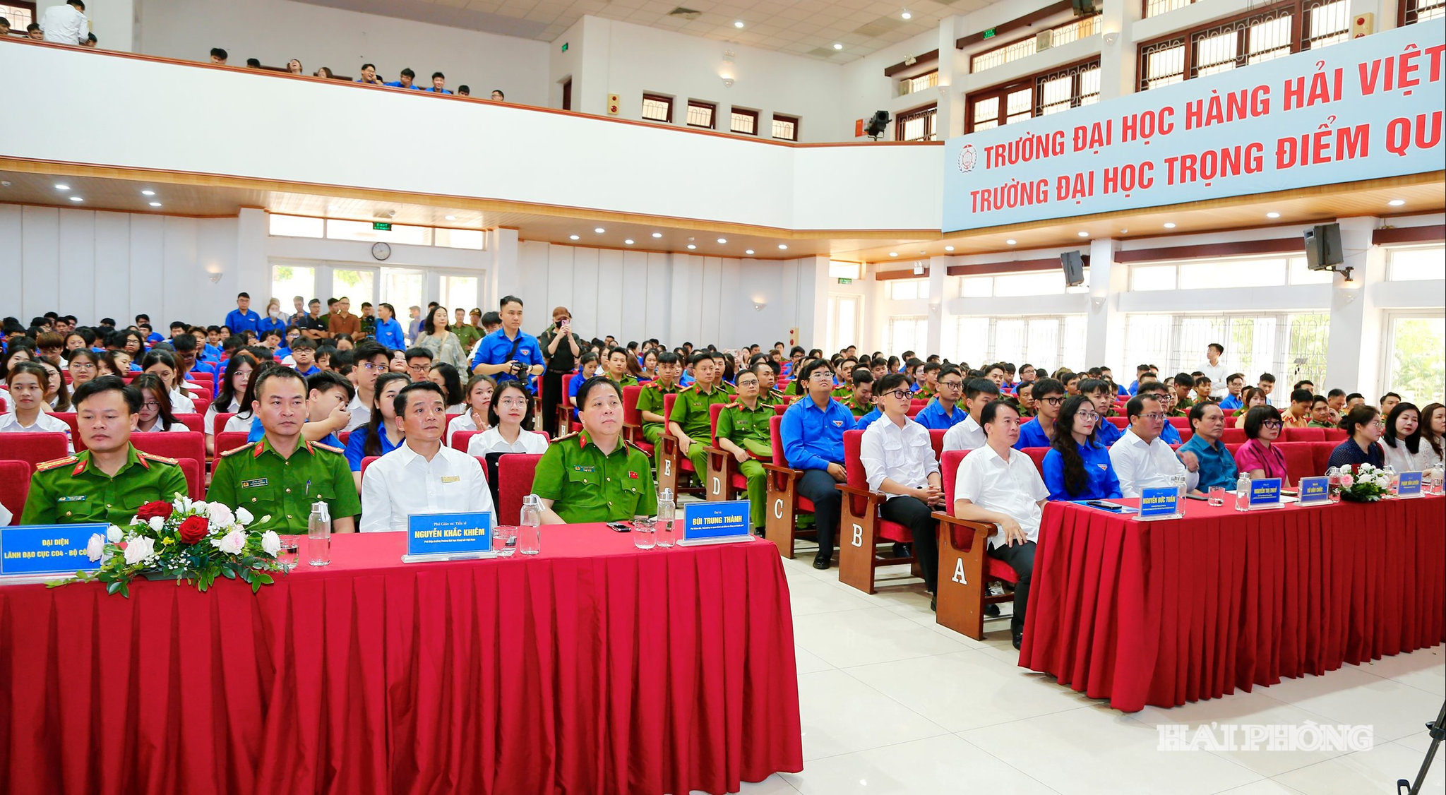 Các đại biểu dự lễ ra quân.