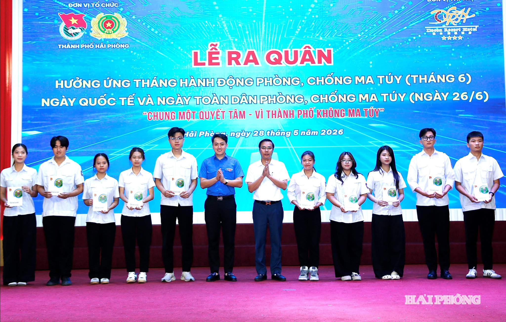 Ban tổ chức tặng quà, biểu dương các thanh niên điển hình tại lễ ra quân.