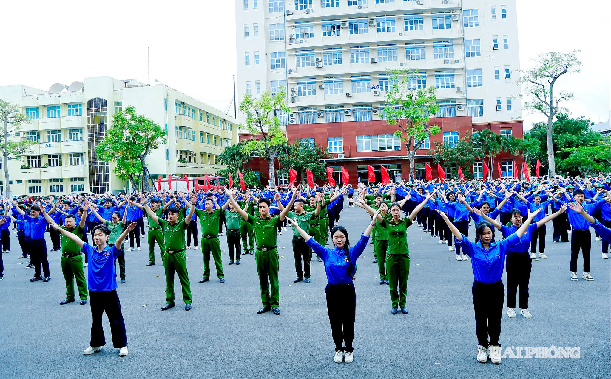 Các Đoàn viên thanh niên tham gia đồng diễn Flastmost tại chương trình lễ ra quân.