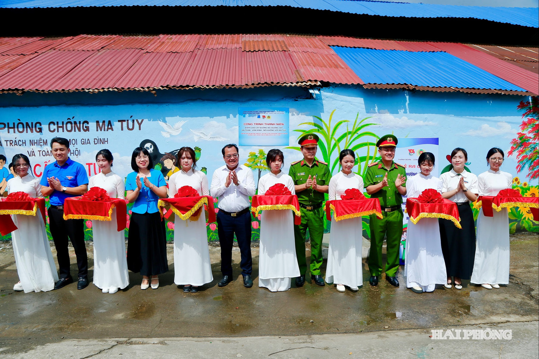 Các đại biểu cắt băng khánh thành công trình thanh niên tại phường An Biên.