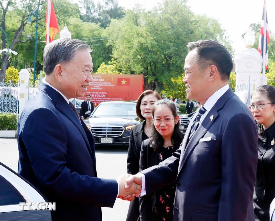 Thủ tướng Thái Lan Anutin Charnvirakul đón Tổng Bí thư, Chủ tịch nước Tô Lâm. (Ảnh: Thống Nhất/TTXVN)