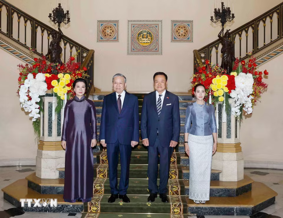 Tổng Bí thư, Chủ tịch nước Tô Lâm và Phu nhân cùng Thủ tướng Thái Lan Anutin Charnvirakul và Phu nhân chụp ảnh chung. (Ảnh: Thống Nhất/TTXVN)