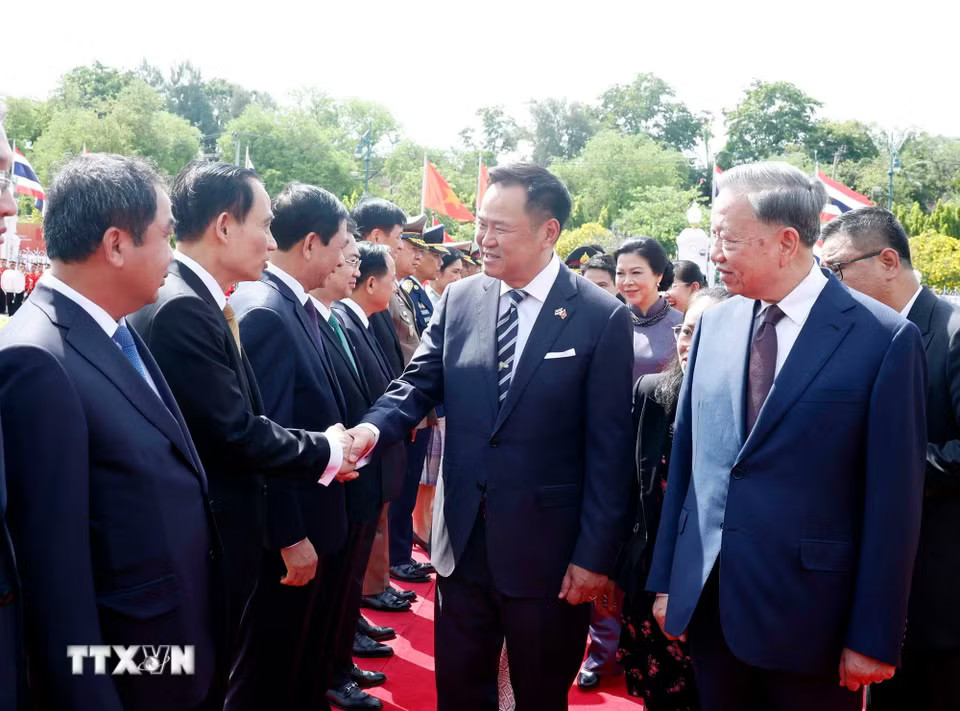 Tổng Bí thư, Chủ tịch nước Tô Lâm giới thiệu với Thủ tướng Anutin Charnvirakul thành viên đoàn đại biểu cấp cao Việt Nam dự Lễ đón. (Ảnh: Thống Nhất/TTXVN)