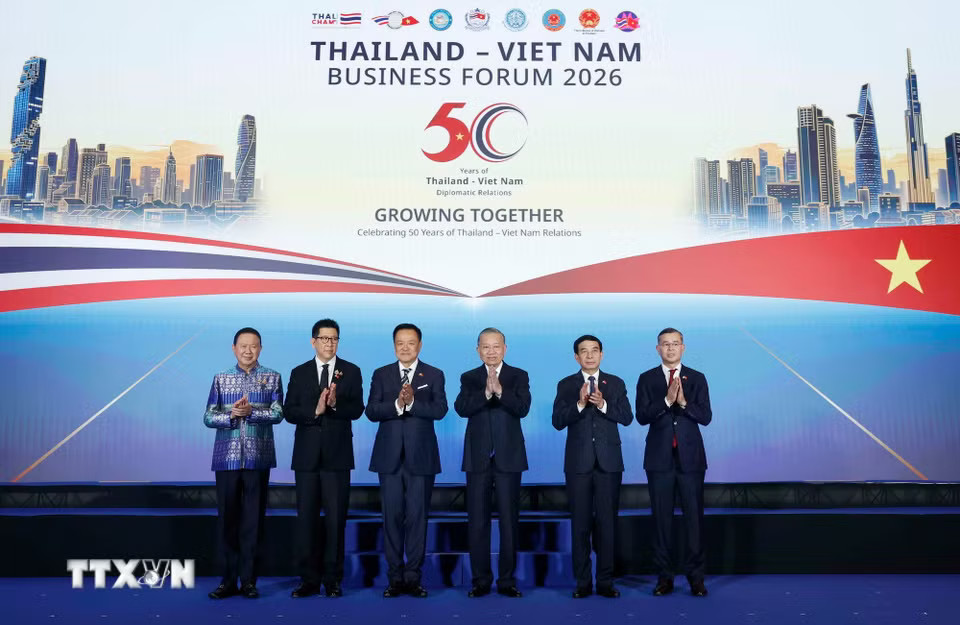 Tổng Bí thư, Chủ tịch nước Tô Lâm và Thủ tướng Thái Lan Anutin Charnvirakul cùng các đại biểu chụp ảnh chung. (Ảnh: Thống Nhất/TTXVN)