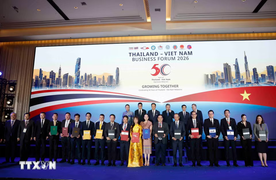 Tổng Bí thư, Chủ tịch nước Tô Lâm và Thủ tướng Thái Lan Anutin Charnvirakul chứng kiến trao các thỏa thuận hợp tác giữa doanh nghiệp hai nước. (Ảnh: Thống Nhất/TTXVN)
