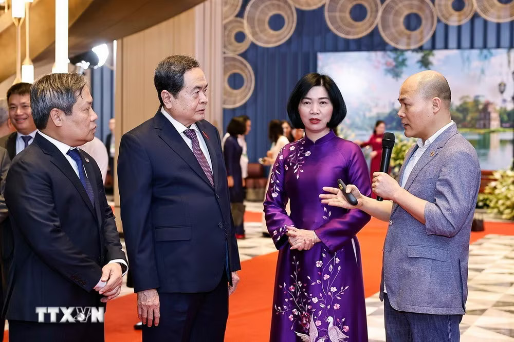 Chủ tịch Quốc hội Trần Thanh Mẫn nghe các đại biểu thuyết trình bên lề hội nghị. (Ảnh: Doãn Tấn/TTXVN) ttxvn-hoi-nghi-hoi-dong-nhan-dan-toan-quoc-trien-khai-nhiem-vu-nhiem-ky-2026-2031-6.jpg