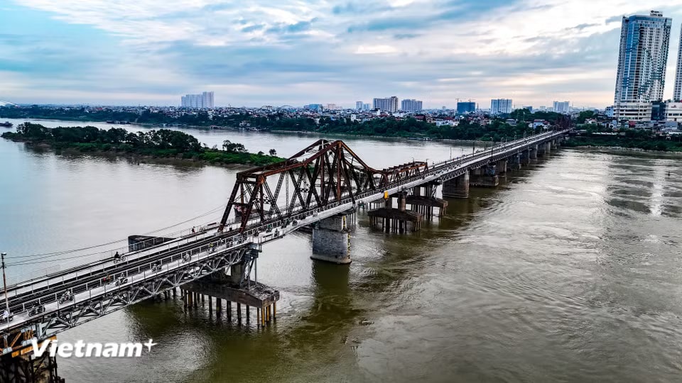 Cây cầu đã đưa vào khai thác sau khi dự án sửa chữa đường bộ hành, đường dành cho xe máy và xe thô sơ hai bên cầu hoàn tất, bảo đảm an toàn cho tuyến đường sắt Hà Nội - Đồng Đăng chạy qua cầu Long Biên. (Ảnh: Hoài Nam/Vietnam+)