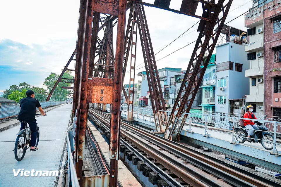 Để phục vụ việc sửa chữa, Hà Nội cấm xe máy, người đi bộ trên đường bộ hành, đường xe máy từ 9h ngày 28/3 đến hết ngày 27/5/2026 (60 ngày). (Ảnh: Hoài Nam/Vietnam+)