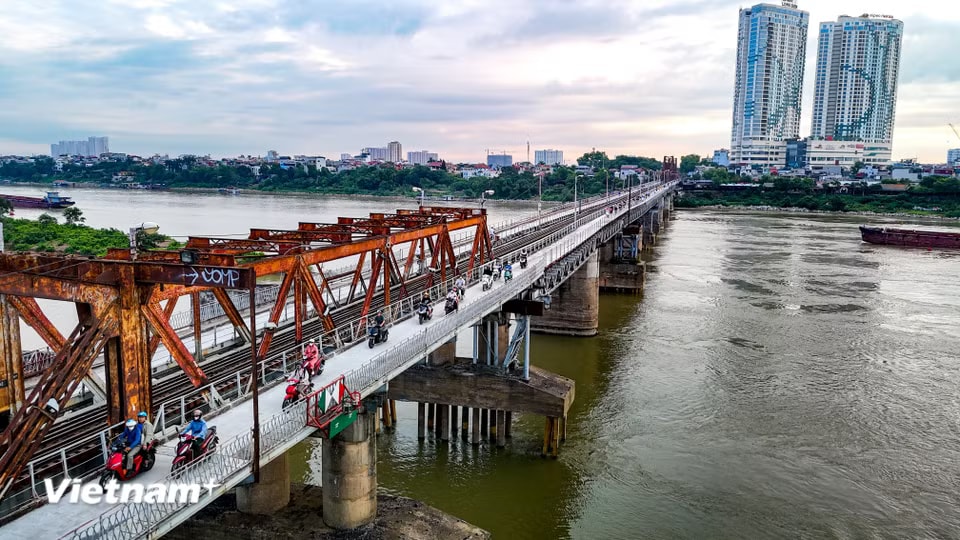 Theo đó, từ 0h ngày 28/5/2026, xe máy, xe thô sơ và người đi bộ được phép lưu thông trở lại trên phần đường đi bộ, đường xe máy và xe thô sơ của cầu Long Biên. (Ảnh: Hoài Nam/Vietnam+)