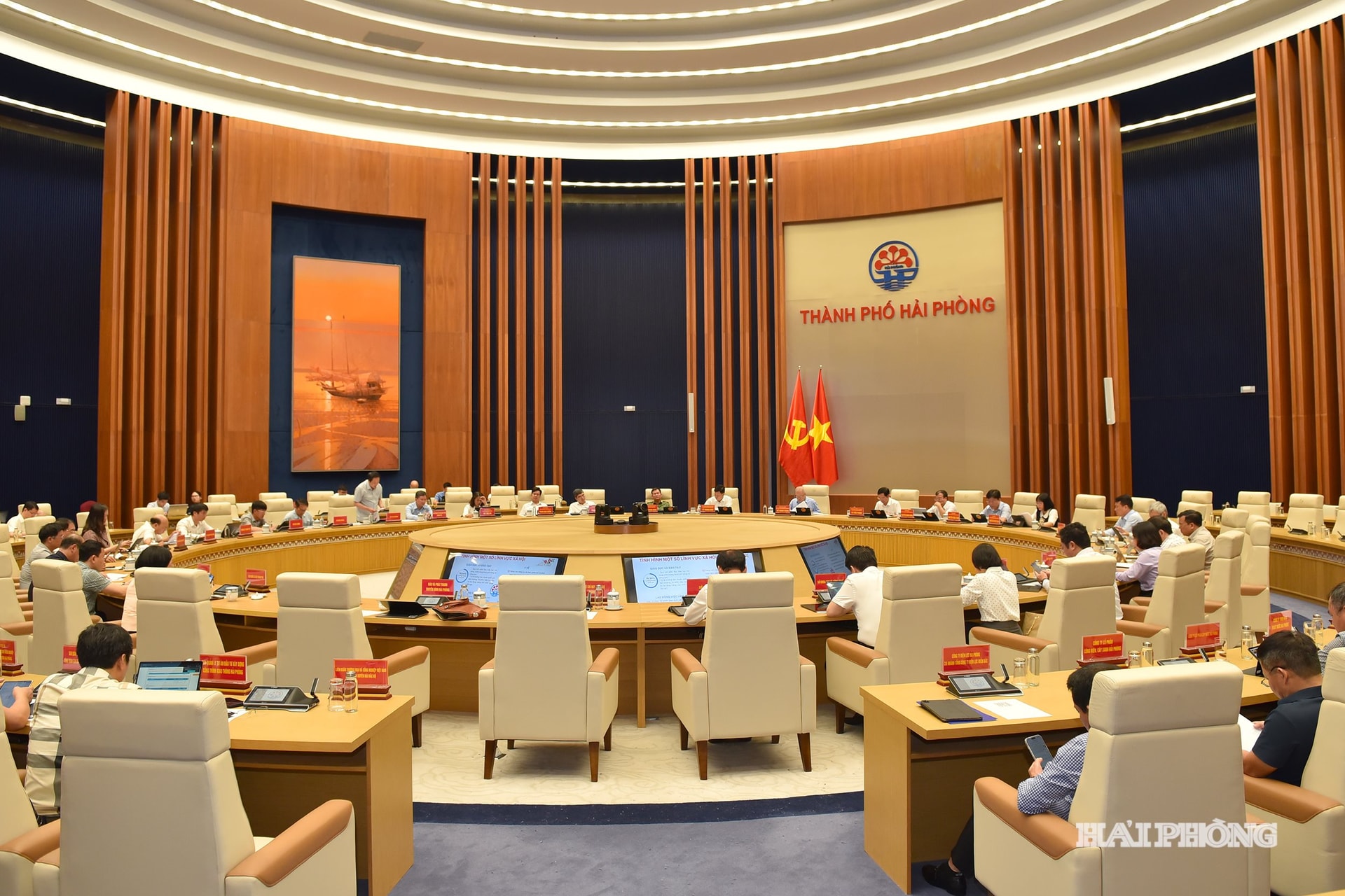 Quang cảnh cuộc họp.