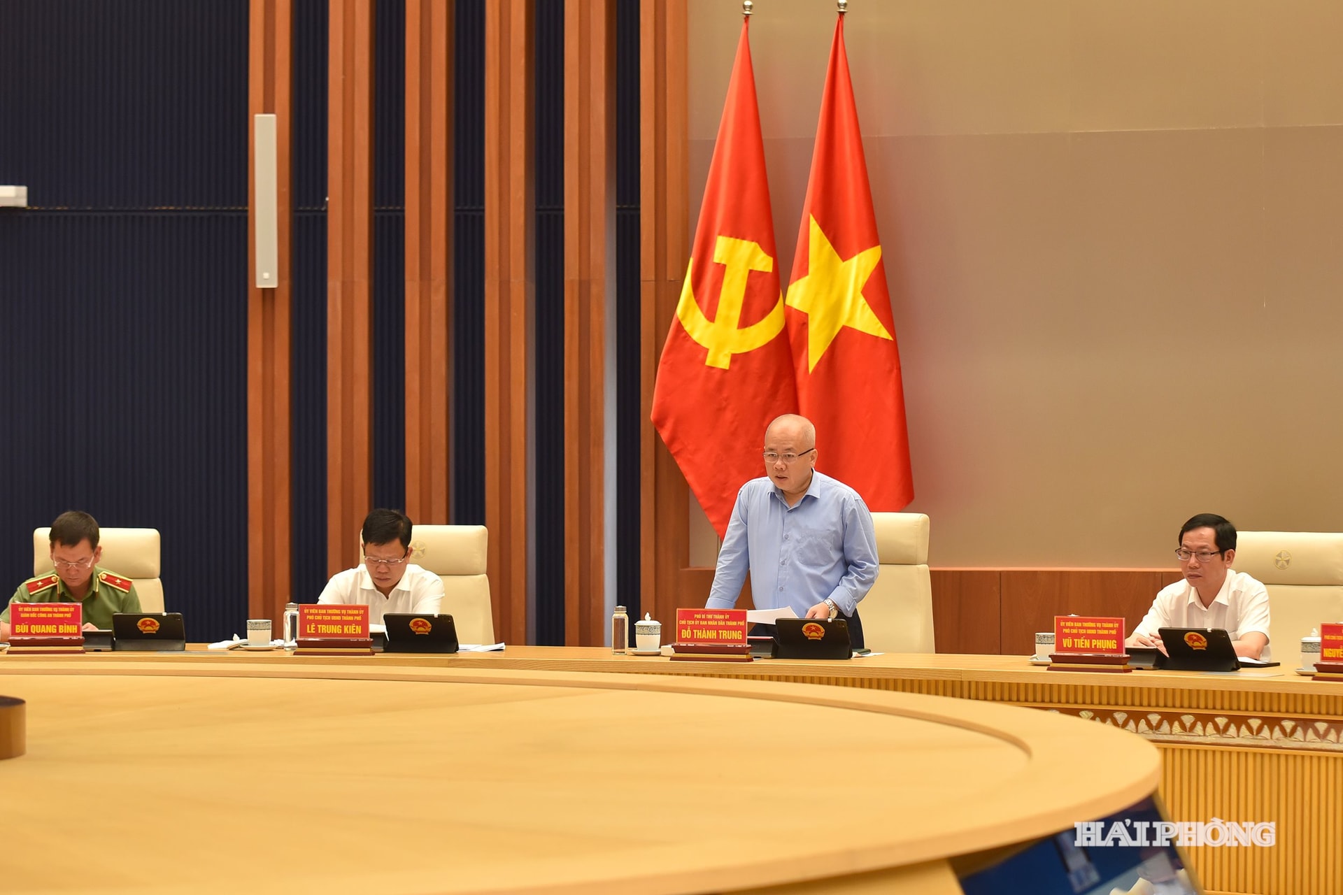 Đồng chí Đỗ Thành Trung, Phó Bí thư Thành uỷ, Chủ tịch UBND thành phố phát biểu kết luận cuộc họp