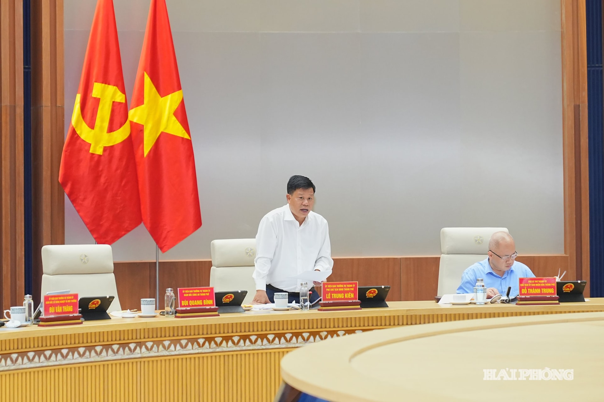 Đồng chí Lê Trung Kiên, Uỷ viên Ban Thường vụ Thành uỷ, Phó Chủ tịch UBND thành phố phát biểu tại cuộc họp.