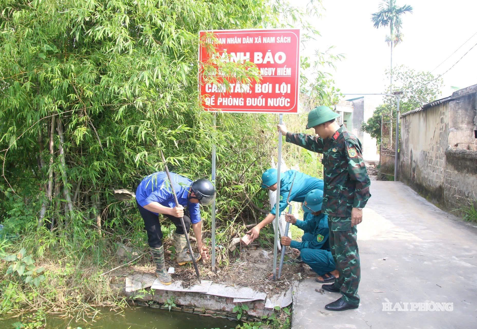Ban Chỉ huy quân sự xã Nam Sách phối hợp các lực lượng địa phương tổ chức cắm biển cảnh báo khu vực nguy hiểm, phòng chống đuối nước dịp hè (ảnh cơ sở cung cấp).