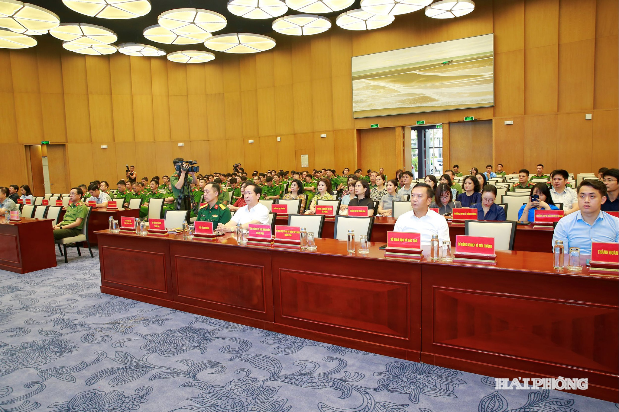 Các đại biểu dự lễ phát động chương trình bảo vệ và hỗ trợ trẻ em phát triển trên môi trường mạng.