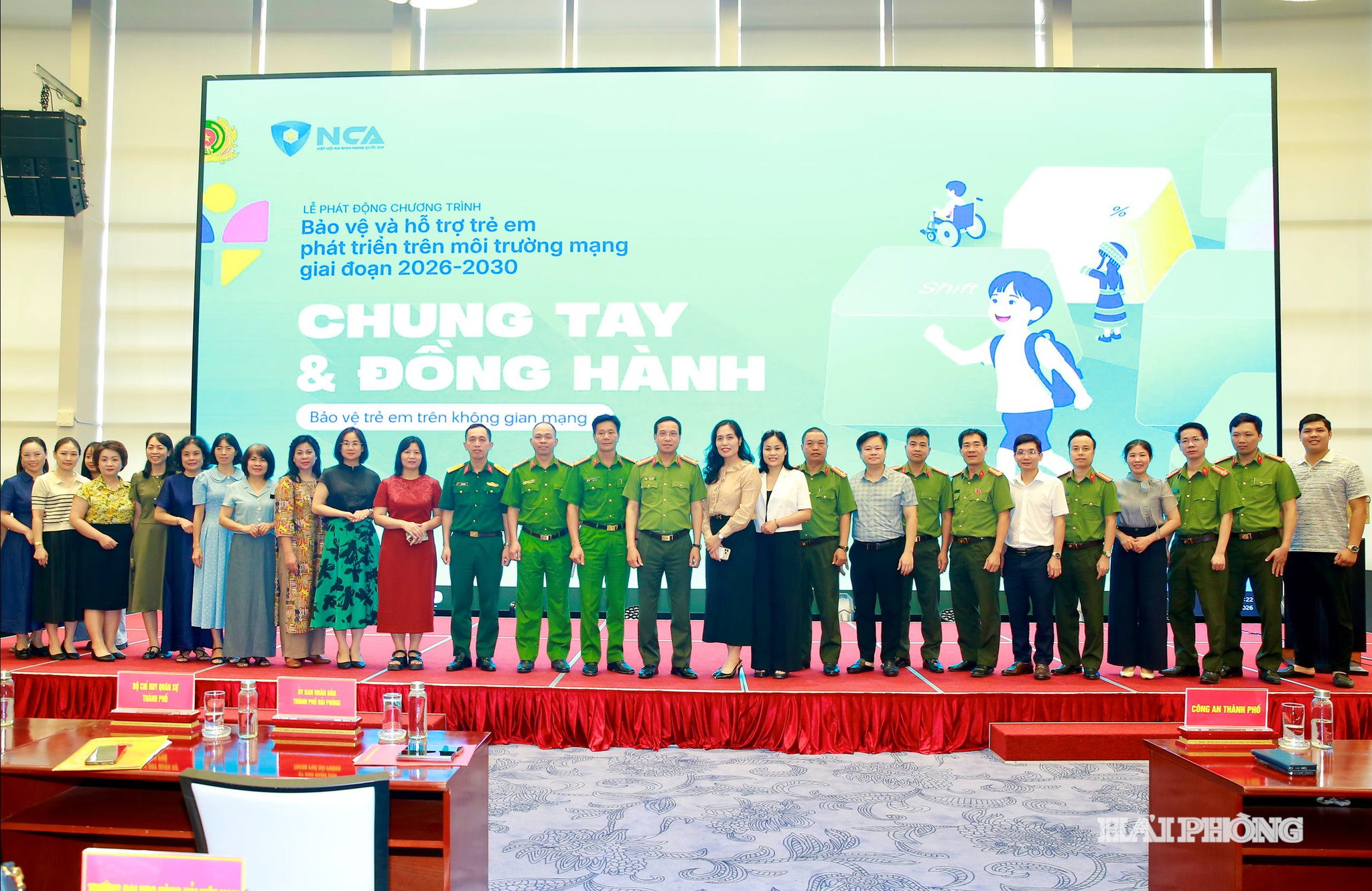 Các đại biểu dự lễ phát động chương trình bảo vệ và hỗ trợ trẻ em phát triển trên môi trường mạng tại đầu cầu Hải Phòng