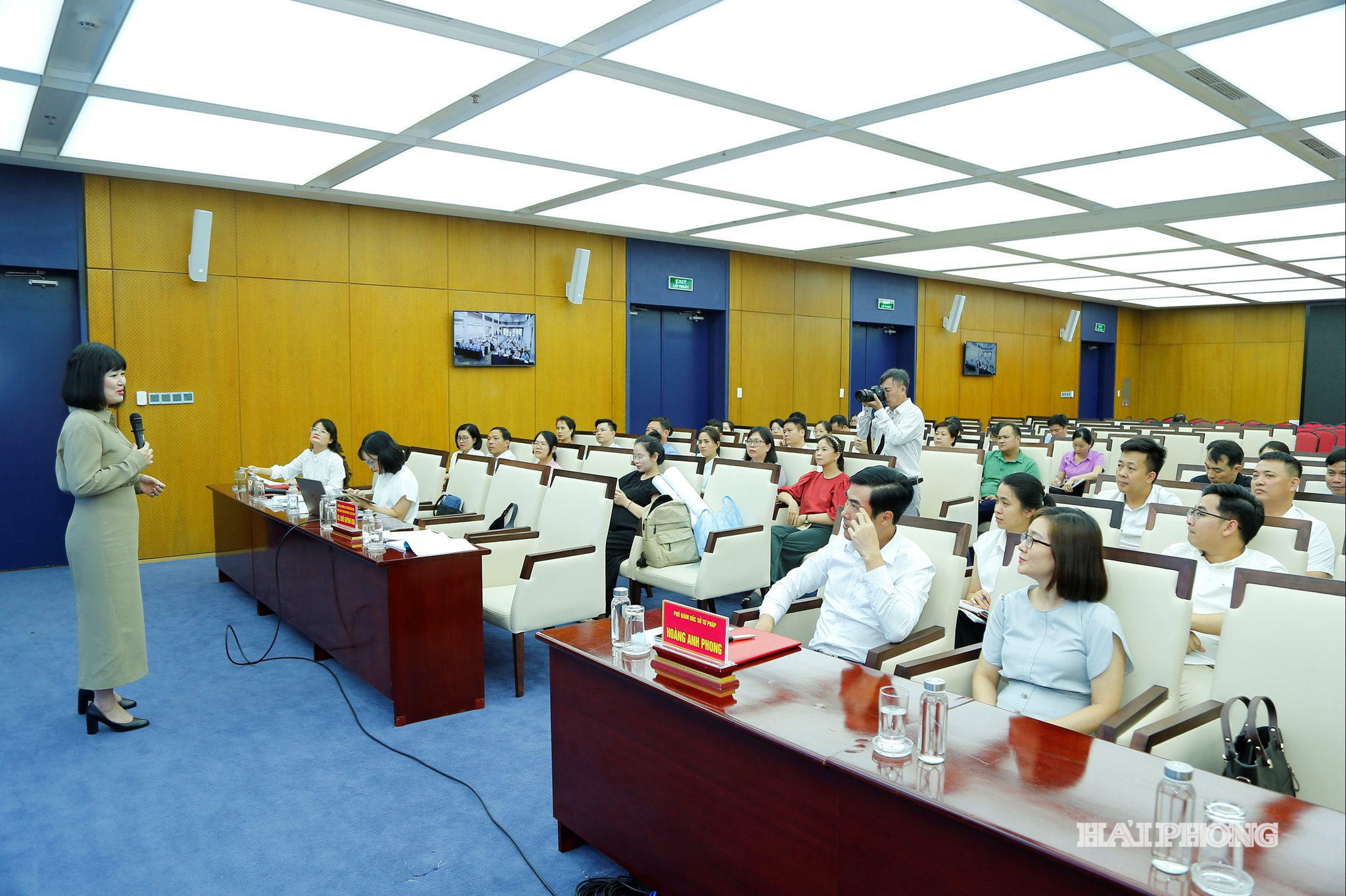 Chuyên gia Bộ Tư pháp hướng dẫn tập huẩn tại điểm cầu Trung tâm.
