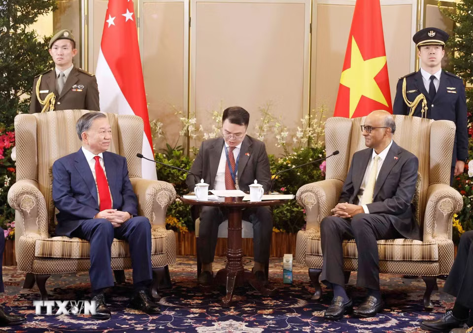 Ngay sau lễ đón, Tổng Bí thư, Chủ tịch nước Tô Lâm hội kiến Tổng thống Singapore Tharman Shanmugaratnam. (Ảnh: Thống Nhất/TTXVN)