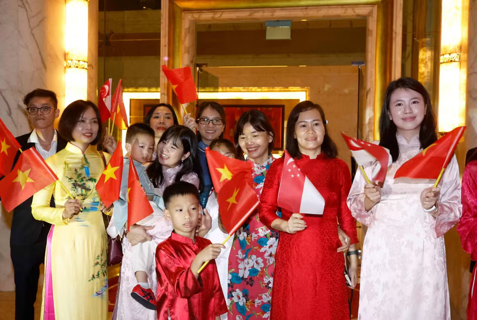 Cán bộ, nhân viên Đại sứ quán và cộng đồng người Việt Nam tại Singapore đón Tổng Bí thư, Chủ tịch nước Tô Lâm và Phu nhân. (Ảnh: Thống Nhất/TTXVN) 