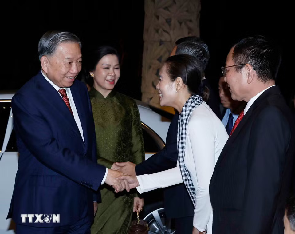 Cán bộ, nhân viên Đại sứ quán và cộng đồng người Việt Nam tại Singapore đón Tổng Bí thư, Chủ tịch nước Tô Lâm và Phu nhân. (Ảnh: Thống Nhất/TTXVN)