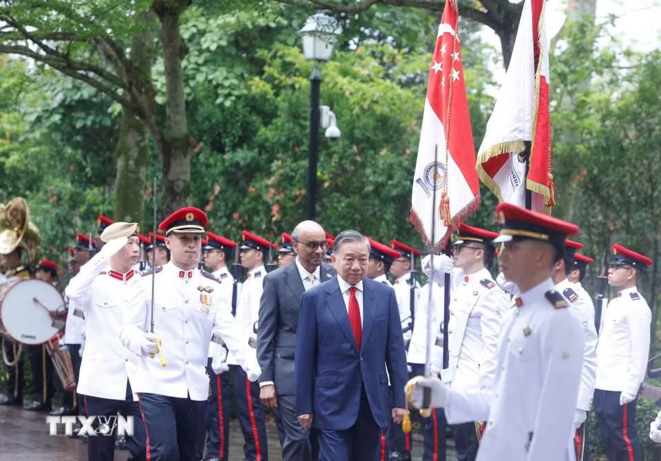 Tổng Bí thư, Chủ tịch nước Tô Lâm và Tổng thống Singapore Tharman Shanmugaratnam duyệt Đội danh dự. (Ảnh: Thống Nhất/TTXVN)