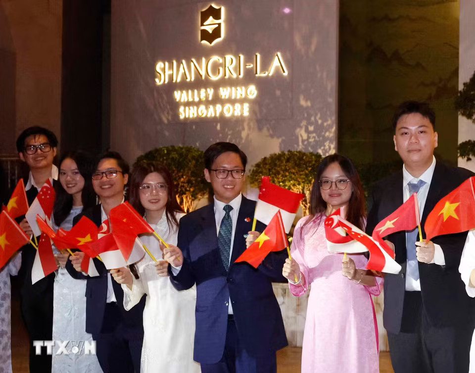 Cán bộ, nhân viên Đại sứ quán và cộng đồng người Việt Nam tại Singapore đón Tổng Bí thư, Chủ tịch nước Tô Lâm và Phu nhân. (Ảnh: Thống Nhất/TTXVN)