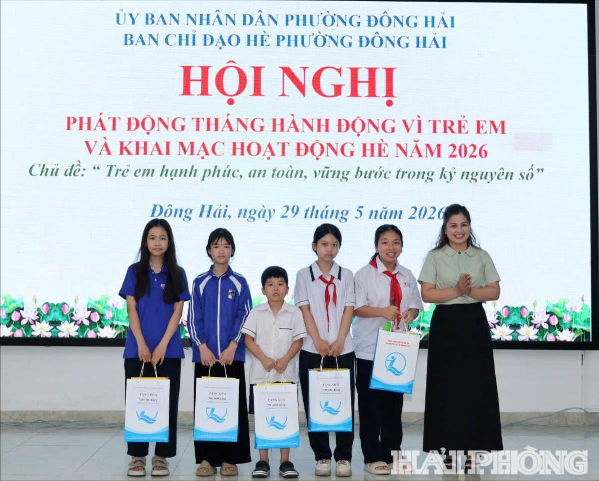 Lãnh đạo UBND phường Đông Hải trao quà cho các trẻ em có hoàn cảnh khó khăn trên địa bàn phường. Ảnh VŨ LIỄU
