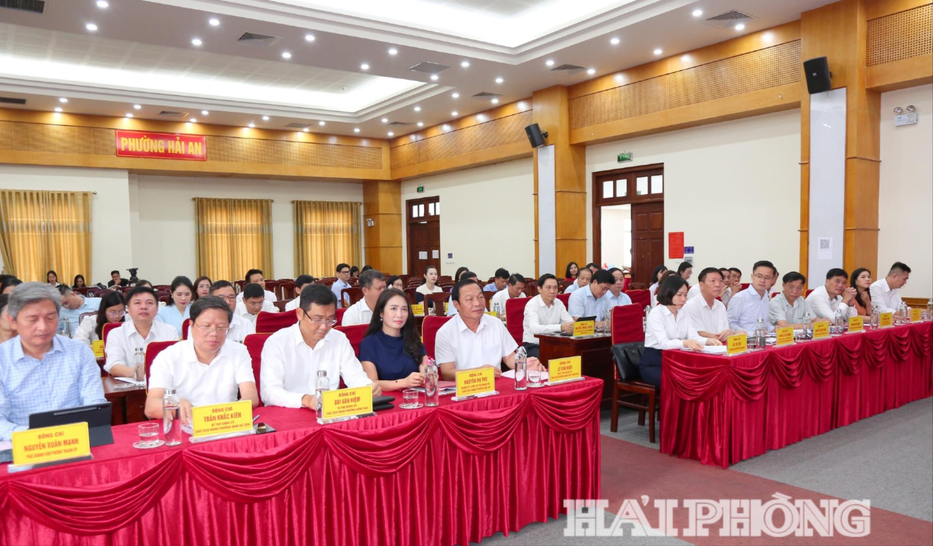 Đồng chí Lê Văn Hiệu, Phó bí thư, Chủ tịch HĐND thành phố Hải Phòng cùng các Ban, Ngành, địa phương dự Hội nghị